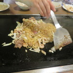 お好み焼き　関東 - 焼きそば焼き中