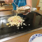 お好み焼き　関東 - ベーコンチーズもんじゃ焼き　900円を鉄板にＯＮ