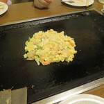 お好み焼き　関東 - 自慢　関東(ミックスお好み焼き)　880円を鉄板にON