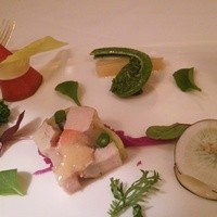 ラ・プロヴァンス - 前菜 (左上)紅芯大根と雪うるい (上)こごみ、ヤーコン (右上)ロメインレタス、チーズソース (左)シマアジとサーモンのマリネ (中前)フォアグラと信玄鳥のスモーク (右前)黒大根と空豆