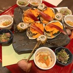 多満喜 - 焼物は鮑と白身魚の雲丹焼き、あしらい