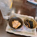 焼鳥と蕎麦 源治 - お通しとレモンサワー