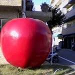 目印、手前に大きなアップルですっ!!