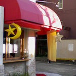 赤いテントに三日月とお星さま。