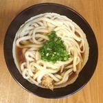 Udon Shokunin Sanuki Men Nosuke - かけうどん、ぶっかけと立て続けに頂きました。美味い。麺は細いがコシは有る。出汁も美味い。
                        かけうどん小 ¥200
                        ぶっかけうどん小 ¥200
                        市内に来る楽しみが増えました。
                        隣では3玉の声が飛び交ってます。羨ましい食欲。