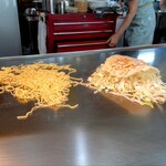 OKOじゃ - 湯来ジビエお好み焼き調理中