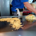 OKOじゃ - 湯来ジビエお好み焼き調理中