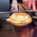 OKOじゃ - 湯来ジビエお好み焼き調理中