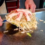 OKOじゃ - 湯来ジビエお好み焼き調理中