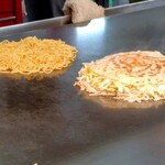 OKOじゃ - 湯来ジビエお好み焼き調理中