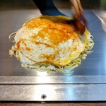 OKOじゃ - 湯来ジビエお好み焼き調理中