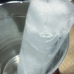 三菊 - これ、最近のニューアイテムです。夏で暑いので氷柱を1人一本というお心遣い。ありがたいです。