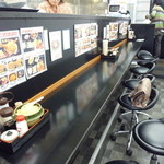 お福さんのひっぱりうどん - 店内はカウンター席のみです
