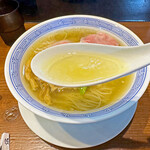 らぁめん 信 - まるで白醤油スープ並みの旨味が有りながら、ソリッド感の有るスープ