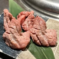 長者町 焼肉 輪心 - 和牛"生"厚切り黒タン※数量限定