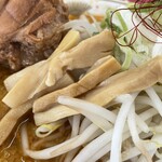 ラーメン もっけだの - 『赤唐味噌中華(食べるラー油付)』のメンマ