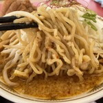 ラーメン もっけだの - 『赤唐味噌中華(食べるラー油付)』の麺