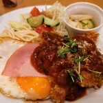 ハラナ - 令和6年8月
日替わりランチ 税込900円
ボロニア風チキンカツレツ、ハムエッグ、スパゲッティサラダ、小鉢、ライス、スープ