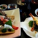 Umi No Sachi Shokudokoro Echizen - お造り５種盛りと天ぷらの組み合わせは贅沢定食です。