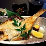 Umi No Sachi Shokudokoro Echizen - 写真は越前がれいの塩焼きです。焼き魚はご注文があってから焼き上げますので、中はふっくら外皮はパリッとジューシーです。