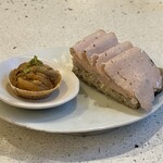 NALA - アミューズ➀仙崎産ウニと焼きナスのタルト　自家製黒豚ハムと赤らっきょうのピクルスタルティーヌ　