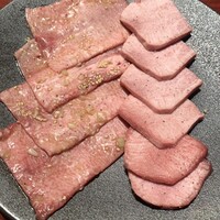 焼肉冷麺 ユッチャン 北新地店 - (左)タン塩@2,200円(右)特選上タン@3,900円