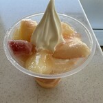 ミニストップ - 料理写真:得盛 白桃パフェ 645円 (2024/08)