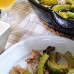 フレッシュ・クラブ - 先日買ったゴーヤと岐阜のちょっとお高い豚肉で炒め物