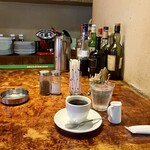 CAFE Rijn - 酒瓶が並ぶ