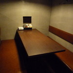 Yakitoriya Sumire - 2階、禁煙席にありますボックス席。禁煙席ルームは扉が閉まり完全分煙ですので煙が気になる方も安心です。