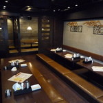 やきとり家すみれ - 最大40名様でお楽しみ頂けるお座敷席。小さいお子様も安心です。奥に見えますのは個室となっております。