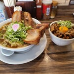 焼豚中華そば 啜る - 焼豚中華そば(焼豚2枚), 焼豚丼(並)