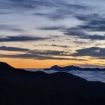 白馬鑓温泉小屋 - 昼と夜の間の時間。雲海と山々が美しい。