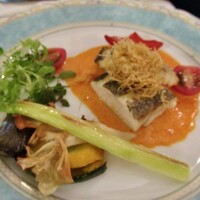 中禅寺金谷ホテル - 鱸のポワレ　酸味をきかせた赤パプリカのバターソース