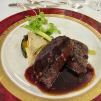 中禅寺金谷ホテル - 那須野が原牛フィレ肉のグリエ  那須三元豚のベーコン風味の赤ワインソー  旬野菜のロースト添え