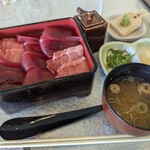 富嶽カントリークラブ - 《数量限定》まぐろ重
                                味噌汁・香の物付き
                                3,960円
                                静岡県名産の南鮪を敷き詰めたまぐろ重。 