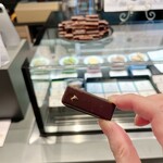 Chocolaterie 4 - 試食にいただいたボンボンショコラ♥️黒糖ナッツが香ばしい。ウィスキーに合いそう(* 'ᵕ' )☆
