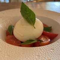 TRATTORIA PIZZERIA 207 渋谷店 - ブッラータチーズとフルーツトマトのカプレーゼ2200円