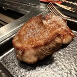 VinIX - 外はカリッと中はジューシー。最高の焼き具合。お肉がとても柔らかい。熟成された牛タンは味が濃くてとても美味しい。
