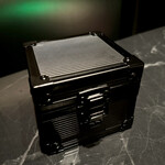 VinIX - 急に運ばれてきたアタッシュケースの中には…