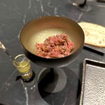 VinIX - 和牛のタルタル。お肉と調味料がとても合います。粒マスタードの食感も良いです。青唐辛子のタバスコをかけると味が変化して何度も楽しめます。