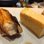 すしやのたい悟 - 左、穴子、右が玉子焼き