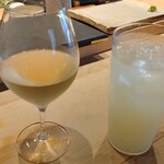 すしやのたい悟 - 左、グラス白ワインはアルザスリースリングのブレンド、右はノンアルコールスダチサワー