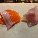 すしやのたい悟 - 左、信州で養殖されたサーモン、右が平目の縁側付き