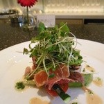 海鮮フランス料理 和楽 - ２税込3100円のフレンチディナー：3品目サーモンのたたきとホタルイカのサラダ