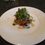 海鮮フランス料理 和楽 - グリーンサラダの下には、さっと炙ったサーモンとぷりっぷりのホタルイカがたっぷり♪