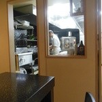 海鮮フランス料理 和楽 - 厨房のシェフの様子が見える　非常に楽しそうに料理を作っている姿が印象的