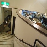 海鮮フランス料理 和楽 - 螺旋の吹き抜け階段。眼下に…ブティック店内が見える。