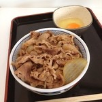 Yoshinoya - 長いドライブなので、ちょっと早めに夕食。
                        「牛丼並と玉子」です。