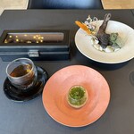 プレゼンテ スギ - ㉒桃のニョッキ　㉓蚕のふん茶　㉔黒胡麻フィナンシェ